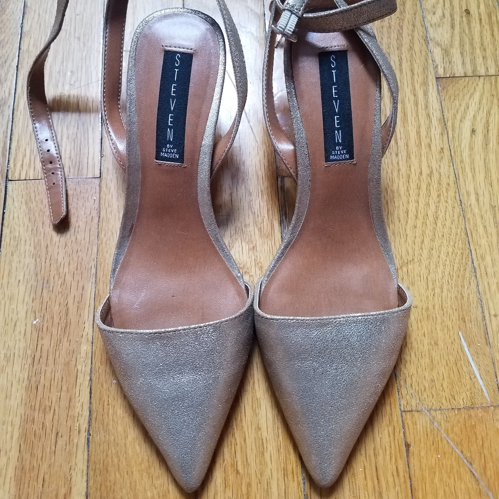Barely used Steve Madden golden sandals size 8